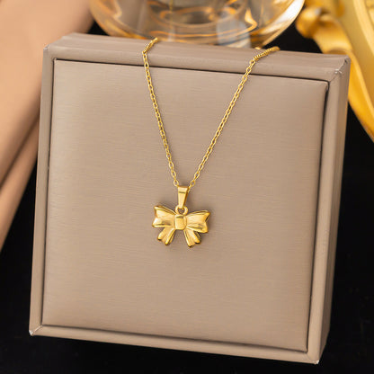 North & Pearl Sweetheart Oval Pendant Necklace product thumbnail 5