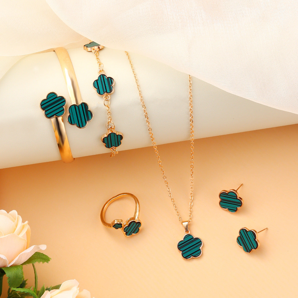North & Pearl Refined Clover Jewelry Set product image